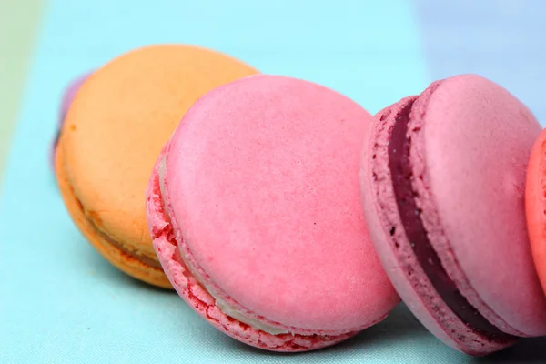 Quattro gustosi dolci macaron colorati — Foto Stock