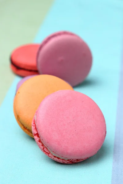 Čtyři chutné sladké barevné macarons — Stock fotografie