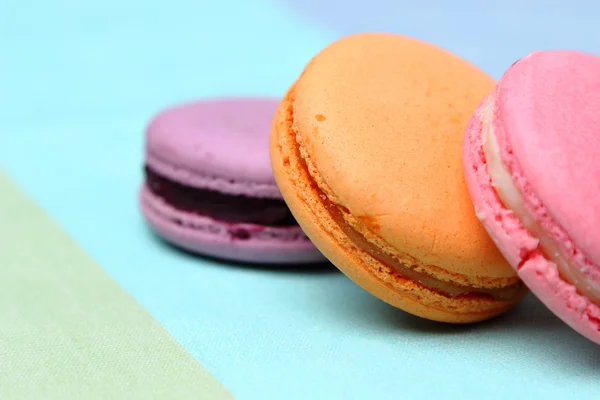 Tre välsmakande söta färgglada macaroons — Stockfoto