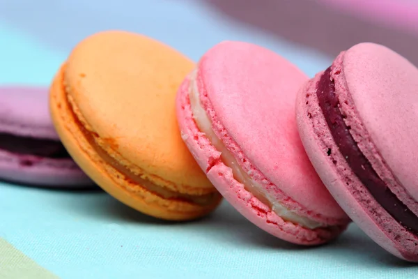 Quattro gustosi dolci macaron colorati — Foto Stock