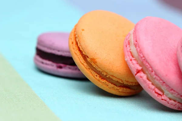 Tre välsmakande söta färgglada macaroons — Stockfoto