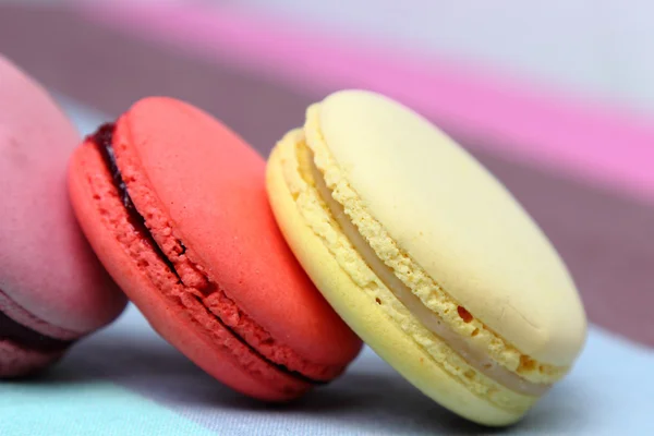 Tre välsmakande söta färgglada macaroons — Stockfoto