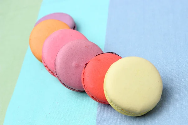 Sechs leckere süße bunte Macarons — Stockfoto