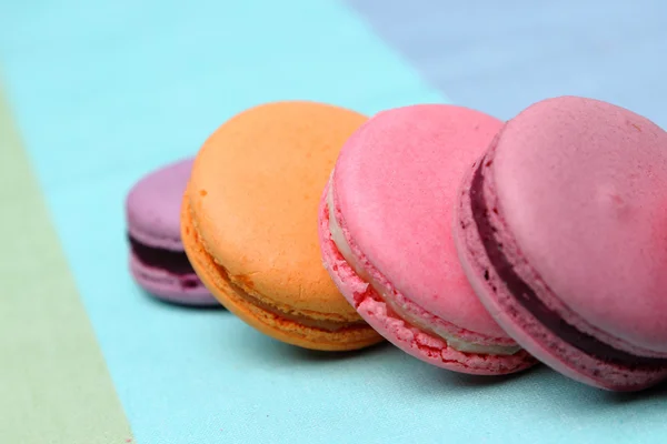 Quattro gustosi dolci macaron colorati — Foto Stock