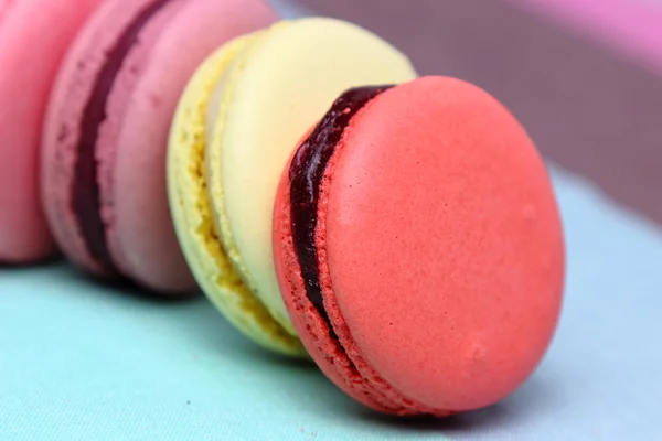 Fyra läckra söta färgglada macarons — Stockfoto