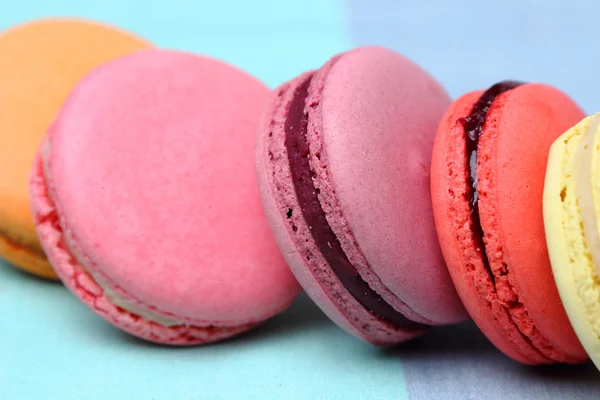 Quattro gustosi dolci macaron colorati — Foto Stock