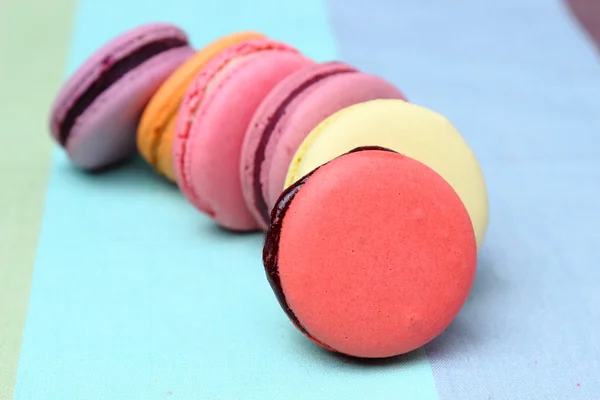 Sei gustosi dolci macaron colorati — Foto Stock