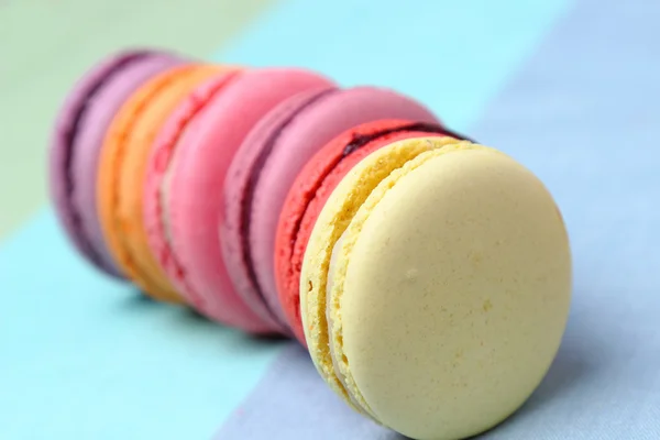 Šest chutné sladké barevné macarons — Stock fotografie