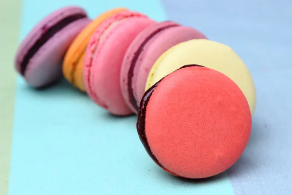 Zes smakelijke zoete kleurrijke macarons — Stockfoto