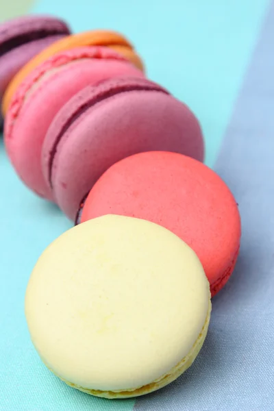 Šest chutné sladké barevné macarons — Stock fotografie