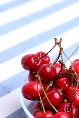 Bir kase taze kırmızı kiraz.