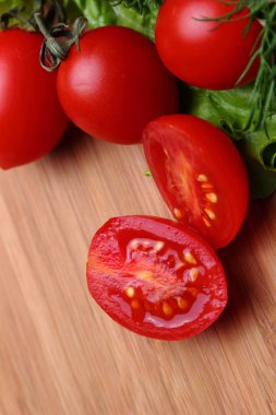 Yemek malzemeleri meşe ağacının yakınından.