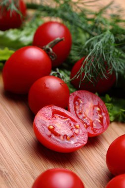 Yemek malzemeleri meşe ağacının yakınından.