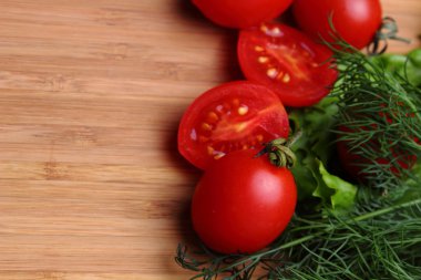 Yemek malzemeleri meşe ağacının yakınından.