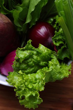 marul, dereotu ve pancar ile çeşitli taze yeşillik yığını