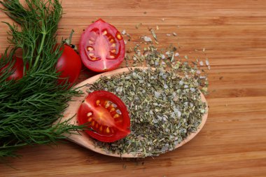 Olgun taze domates ve otlar