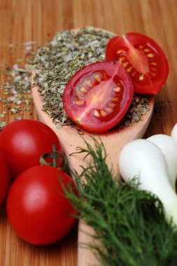 Olgun taze domates ve otlar
