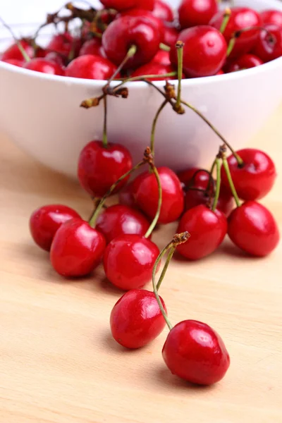 Cerezas rojas maduras — Foto de Stock
