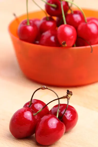 Cerejas vermelhas maduras — Fotografia de Stock