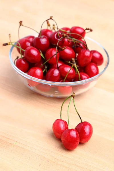 Cerezas rojas maduras — Foto de Stock