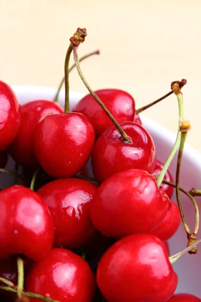 Cerezas rojas maduras — Foto de Stock