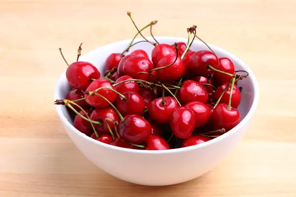 Cerejas vermelhas maduras — Fotografia de Stock