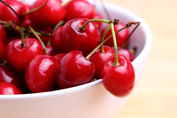 Cerezas rojas maduras — Foto de Stock