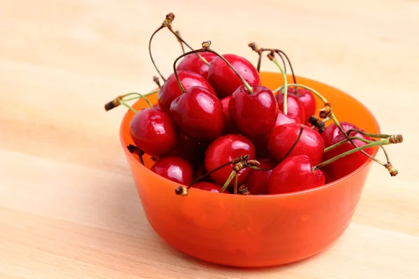 Cerezas rojas maduras — Foto de Stock