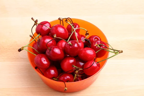 Cerezas rojas maduras —  Fotos de Stock