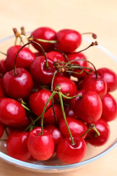 Cerezas rojas maduras —  Fotos de Stock