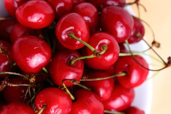 Cerezas rojas maduras —  Fotos de Stock