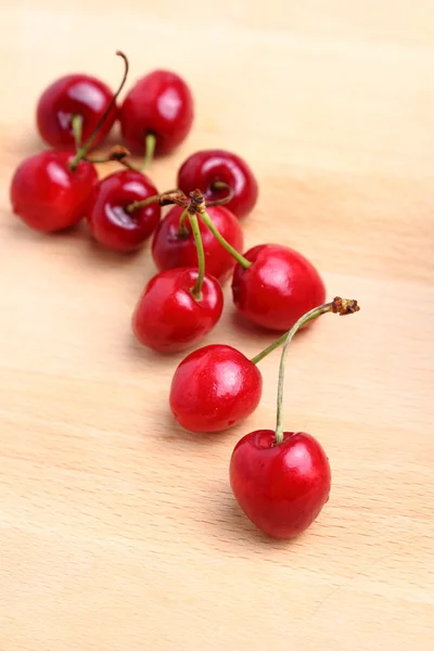 Cerezas rojas maduras —  Fotos de Stock