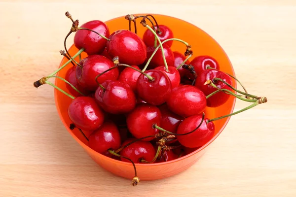 Cerezas rojas maduras — Foto de Stock