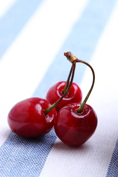 Cerezas rojas maduras — Foto de Stock