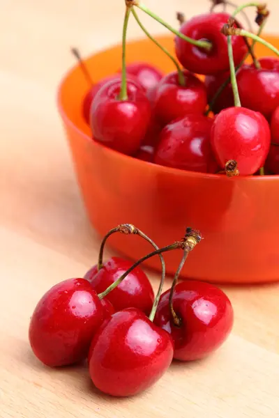 Cerejas vermelhas maduras — Fotografia de Stock