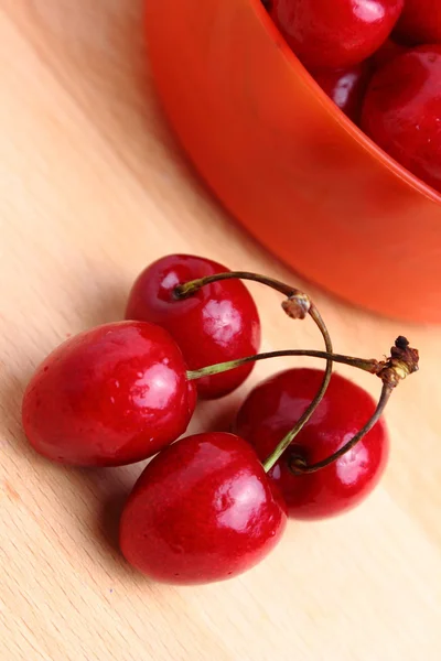 Cerezas rojas maduras — Foto de Stock