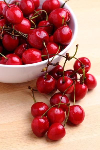 Cerezas rojas maduras —  Fotos de Stock