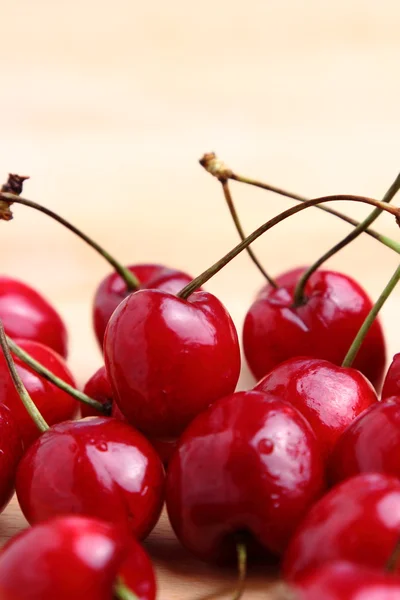 Cerezas rojas maduras —  Fotos de Stock