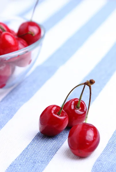 Cuenco de deliciosas cerezas rojas frescas — Foto de Stock