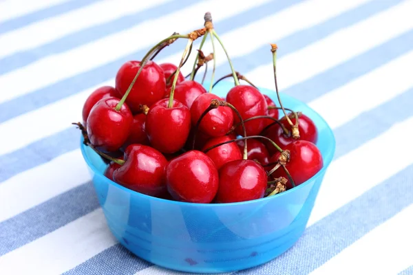 Tigela de cerejas vermelhas deliciosas frescas — Fotografia de Stock