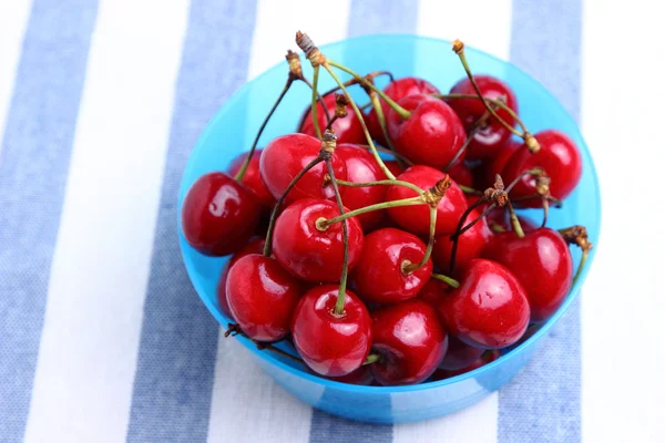 Tigela de cerejas vermelhas deliciosas frescas — Fotografia de Stock