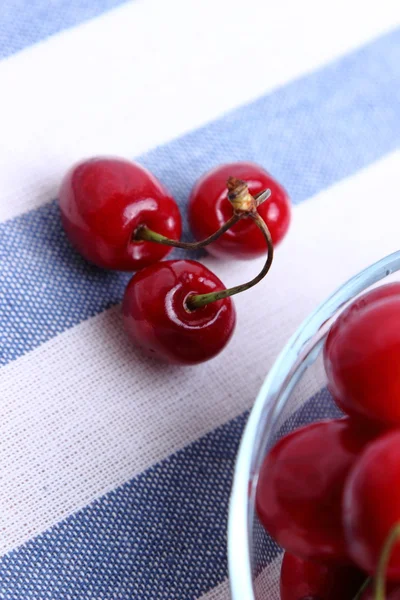 Cuenco de deliciosas cerezas rojas frescas — Foto de Stock