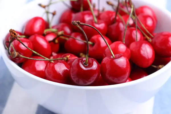 Cuenco de deliciosas cerezas rojas frescas —  Fotos de Stock
