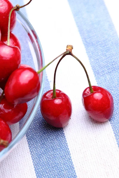 Cerezas rojas maduras — Foto de Stock