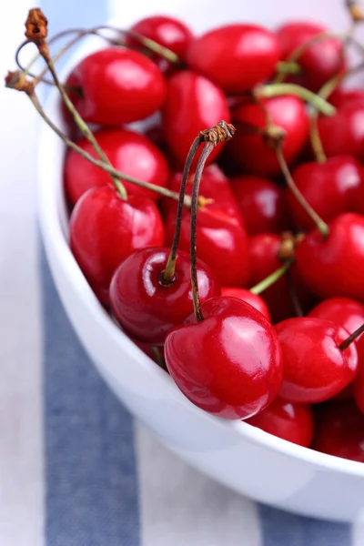 Skål med färska läckra röda körsbär — Stockfoto