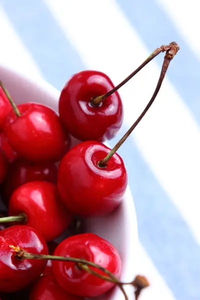 Cereja vermelho bagas de verão — Fotografia de Stock