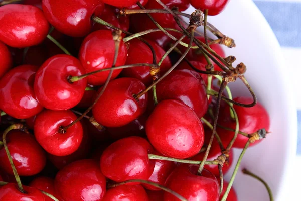 Cuenco de deliciosas cerezas rojas frescas — Foto de Stock