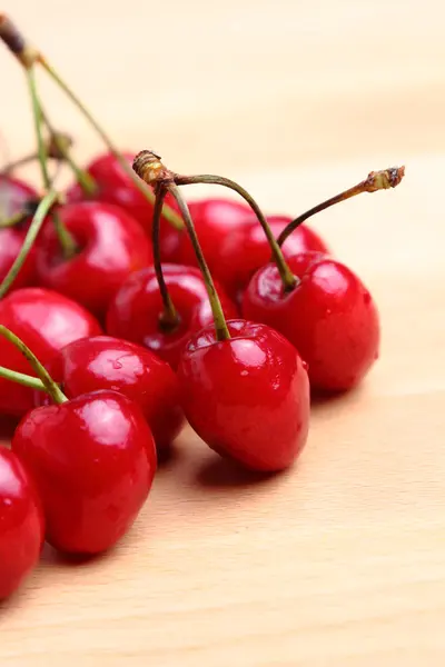 Hermosas Cerezas Maduras Naturales Sobre Fondo Madera — Foto de Stock