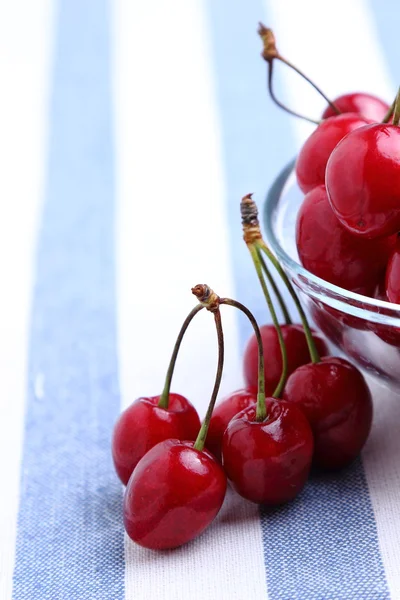 Rote Kirschen Auf Einer Blauen Tischdecke — Stockfoto