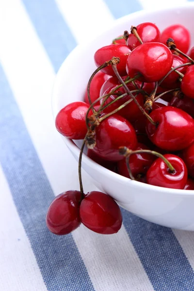 Cuenco de deliciosas cerezas rojas frescas —  Fotos de Stock